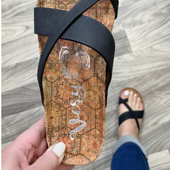 Gypsy Jazz Toe Strap Sandals - Better Be Me, Black - Picture 5 of 6